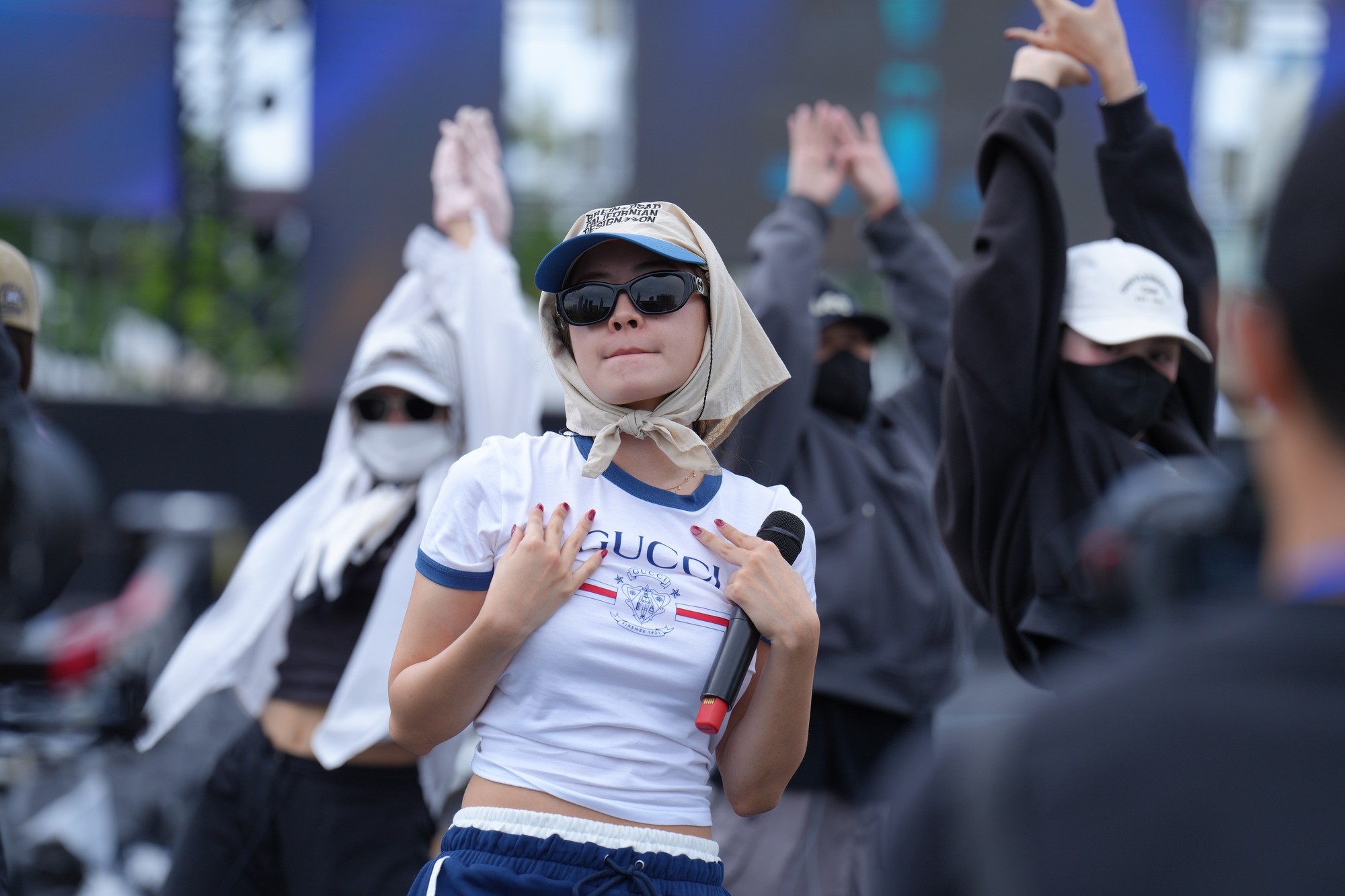 Chi Pu đây rồi: Đi tổng duyệt thôi mà chất cỡ này, visual đời thường chấp mọi góc chụp- Ảnh 5.