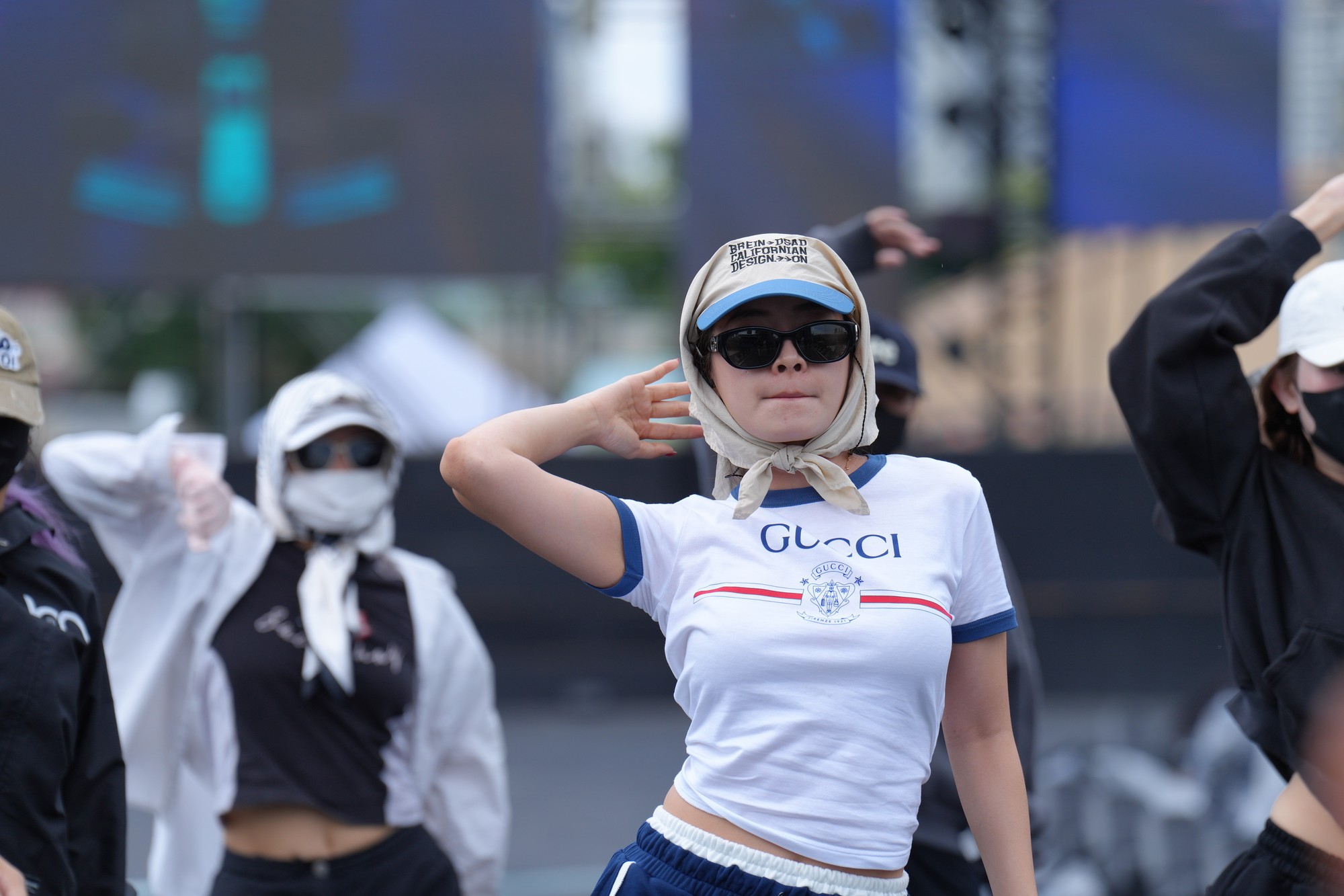 Chi Pu đây rồi: Đi tổng duyệt thôi mà chất cỡ này, visual đời thường chấp mọi góc chụp- Ảnh 6.