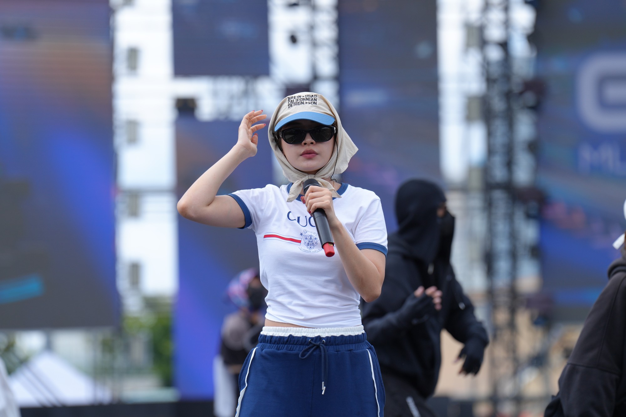 Chi Pu đây rồi: Đi tổng duyệt thôi mà chất cỡ này, visual đời thường chấp mọi góc chụp- Ảnh 4.