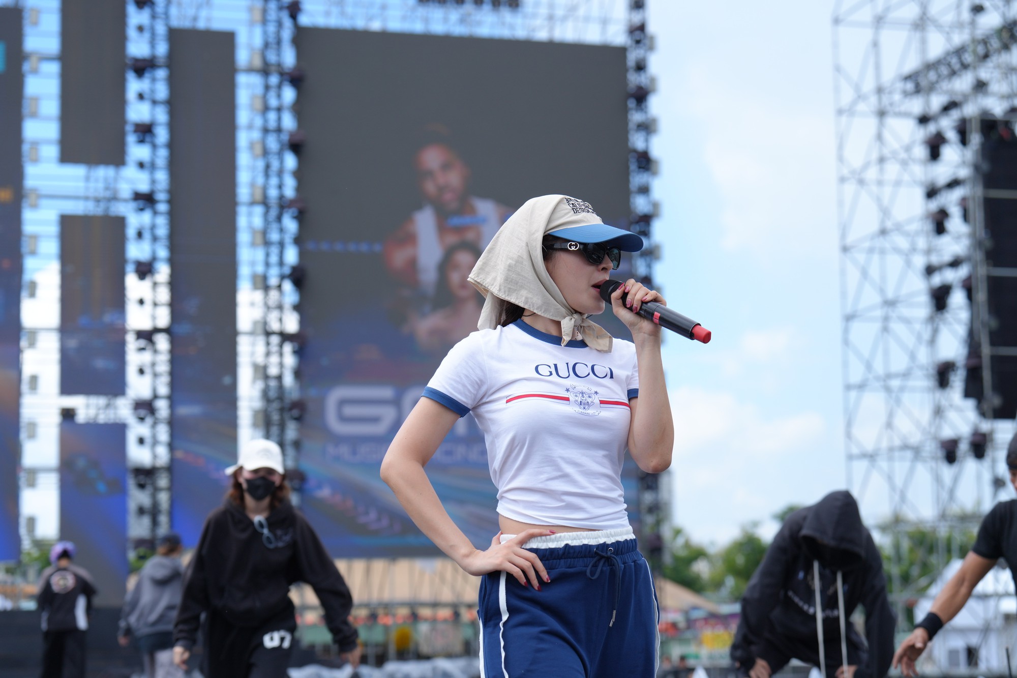 Chi Pu đây rồi: Đi tổng duyệt thôi mà chất cỡ này, visual đời thường chấp mọi góc chụp- Ảnh 2.