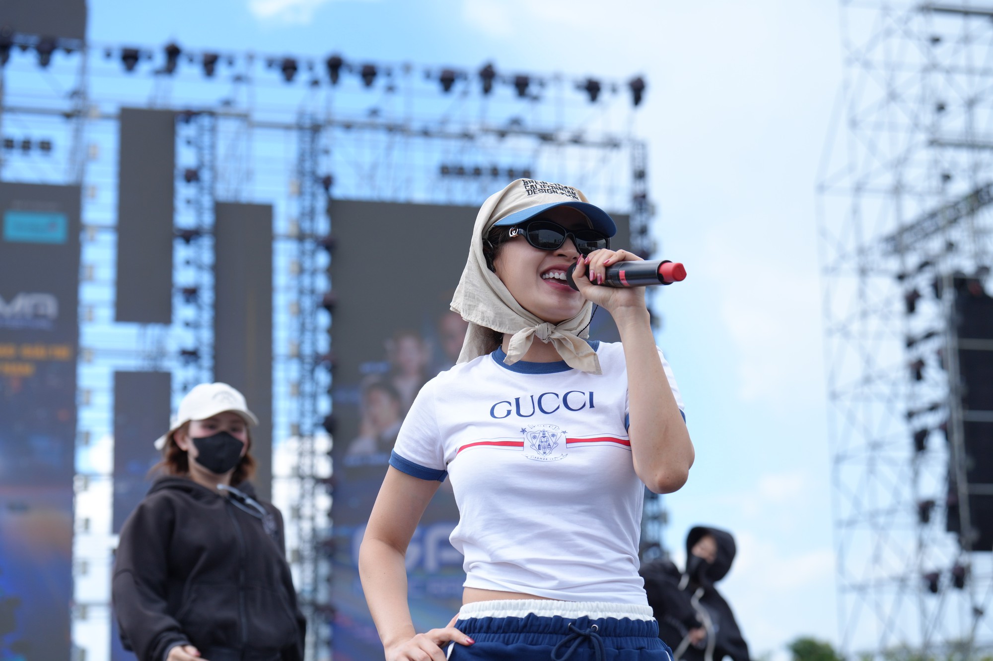 Chi Pu đây rồi: Đi tổng duyệt thôi mà chất cỡ này, visual đời thường chấp mọi góc chụp- Ảnh 3.