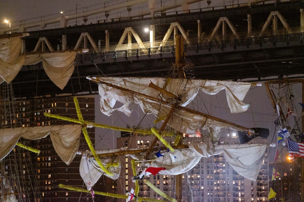 Tàu chở 277 người đâm thẳng vào cầu Brooklyn ở Mỹ, hàng chục người thương vong- Ảnh 4.