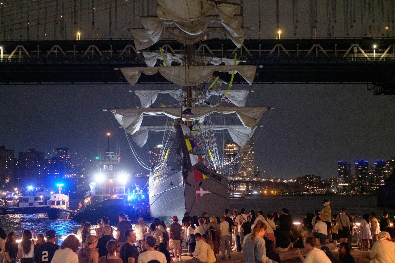 Tàu chở 277 người đâm thẳng vào cầu Brooklyn ở Mỹ, hàng chục người thương vong- Ảnh 3.