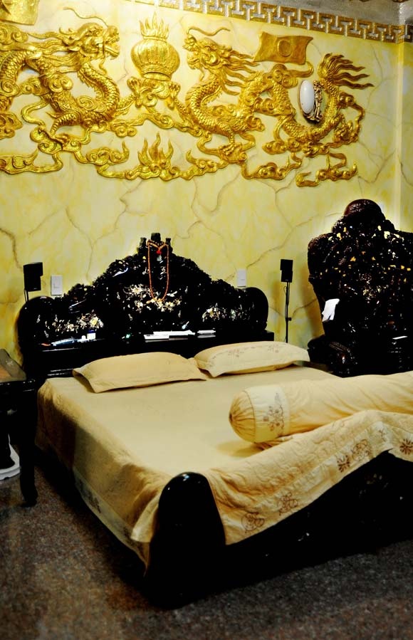 Sao nam Vbiz bỏ ra 1000 cây vàng đúc tượng chính mình, sở hữu biệt thự