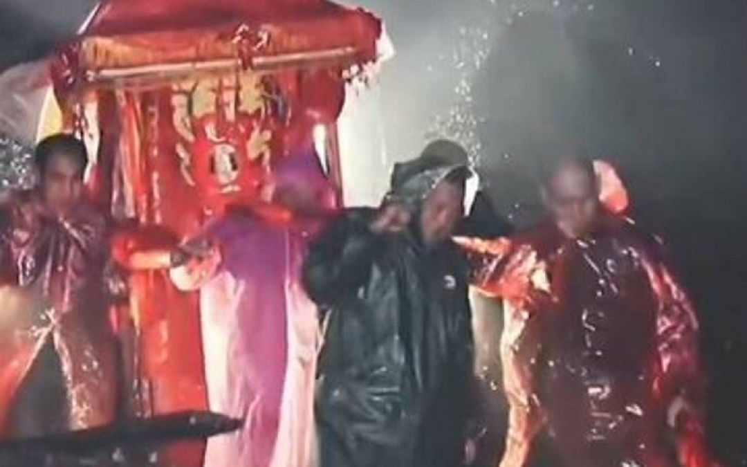 Tổ chức đám cưới lúc 2h sáng, cô dâu chú rể khiến hàng xóm tưởng Tổ chức đám cưới lúc 2h sáng, cô dâu chú rể khiến hàng xóm tưởng