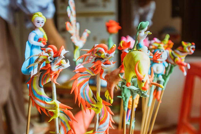 Tham gia nặn tò he