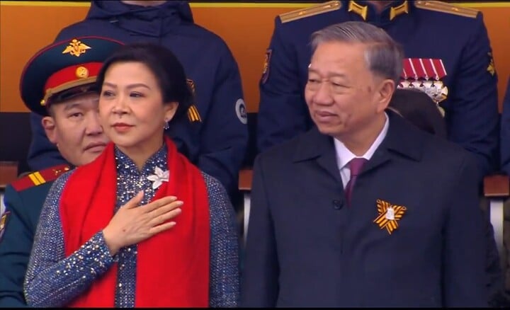 Tổng Bí thư Tô Lâm và phu nhân xúc động khi đoàn quân Việt Nam diễu binh qua Quảng trường Đỏ- Ảnh 1.