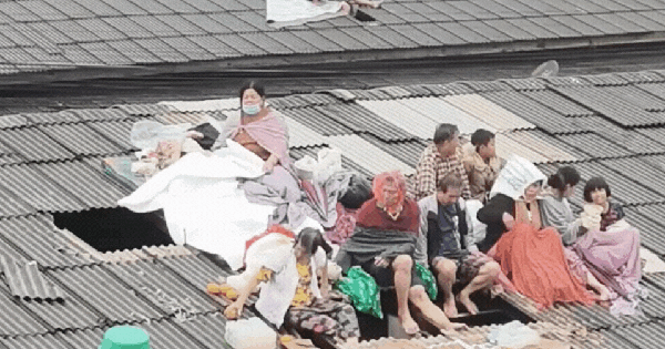 Hàng chục người già, trẻ nhỏ nằm rạp trên mái nhà, mắc kẹt suốt 40 tiếng đồng hồ giữa dòng nước lũ ở Thái Lan 26 Hàng chục người già, trẻ nhỏ nằm rạp trên mái nhà, mắc kẹt suốt 40 tiếng đồng hồ giữa dòng nước lũ ở Thái Lan toan canh covid 19 quay lai tai chau a 1 17640836700361870701490 97 0 600 960 crop 17640837652311342217985gifpng