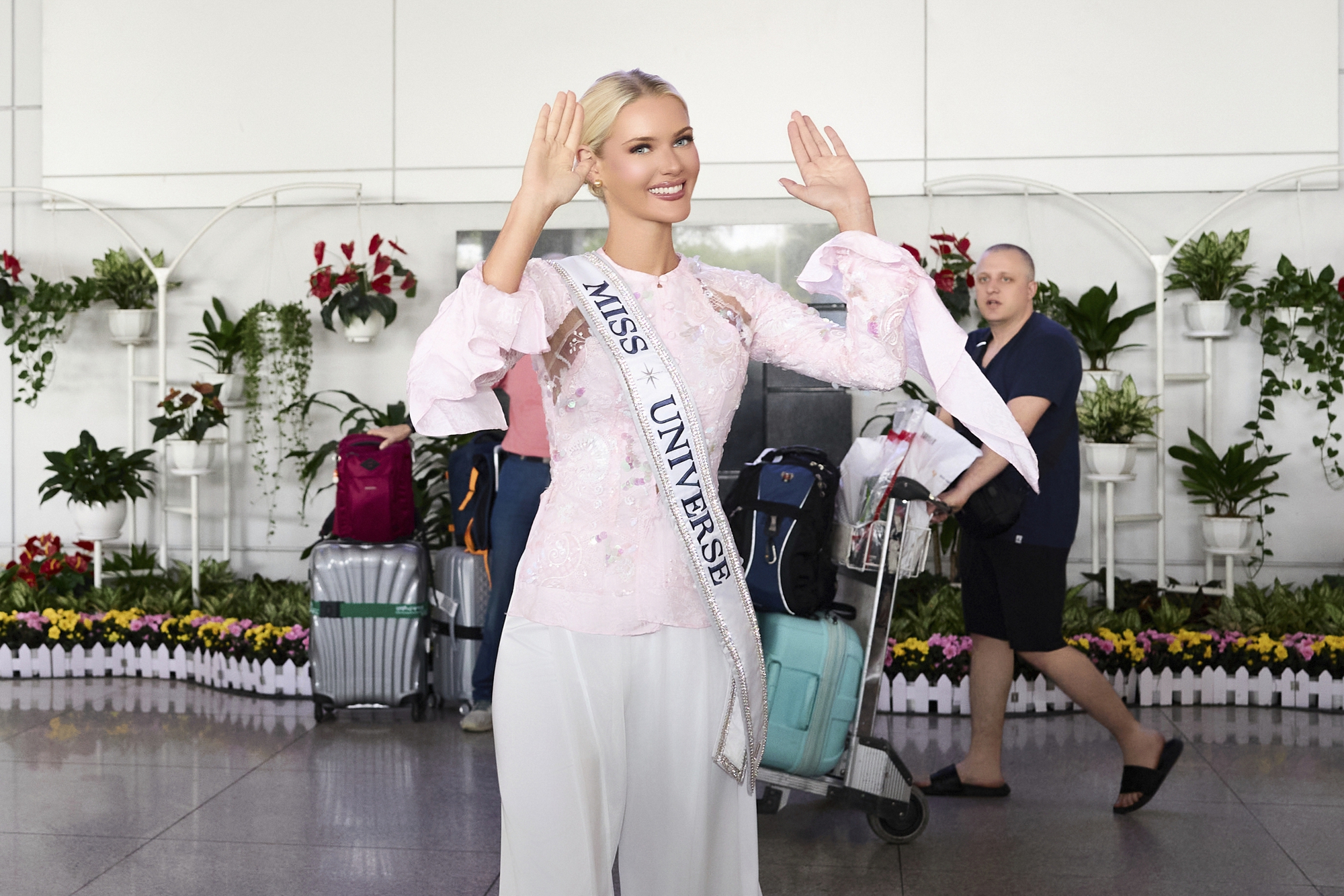 Lan truyền video Kỳ Duyên ngó lơ, bỏ đi 1 mạch khi khán giả xin chụp ảnh- Ảnh 1.