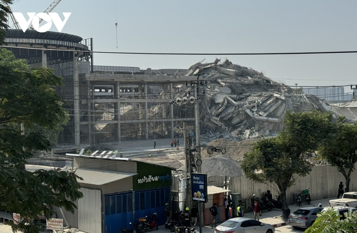 Thương vong tiếp tục tăng trong vụ sập tòa nhà 30 tầng do động đất ở Bangkok- Ảnh 1.