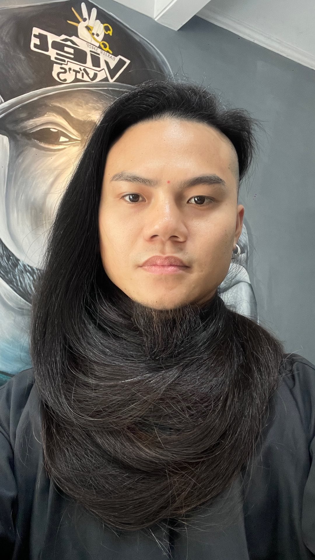 toc-dai-1-1749256812-797-width1080height1920 Chàng trai Hải Dương sở hữu mái tóc suôn mềm dài 1,7m, hội chị em nhìn 'đỏ mắt' - 1