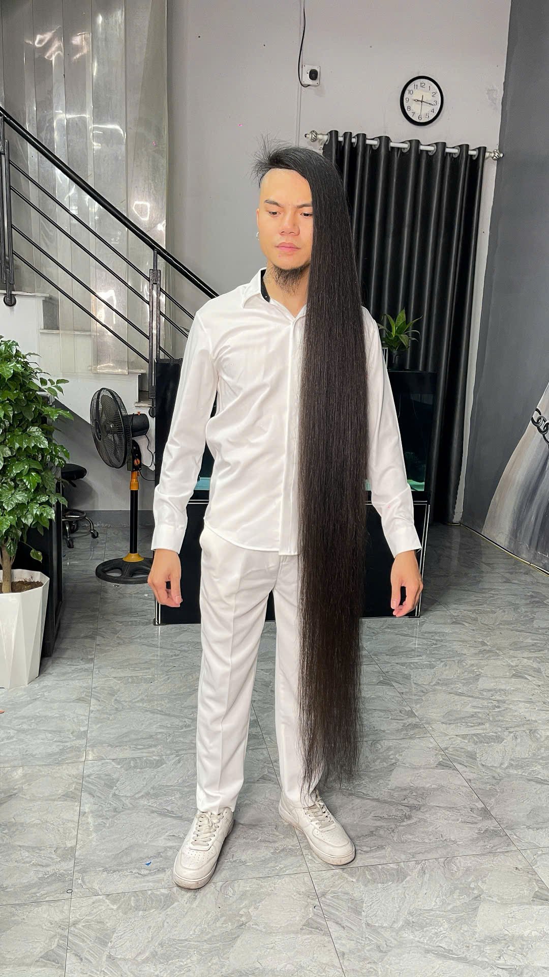 toc-dai-2-1749256812-247-width1080height1920 Chàng trai Hải Dương sở hữu mái tóc dài 1,7m