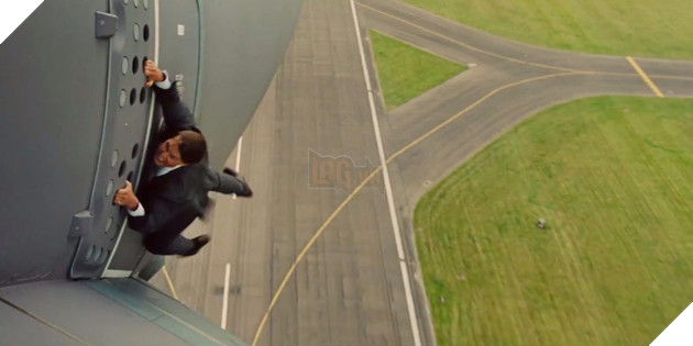 Hình ảnh Tom Cruise treo lơ lửng người đầy nguy hiểm trên cao