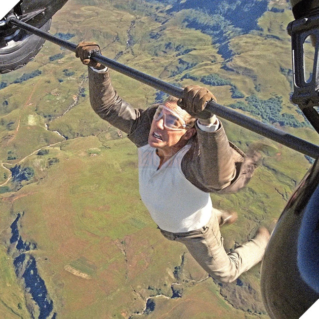 Hình ảnh Tom Cruise lơ lửng giữa không trung khi cố bám vào một chiếc máy bay.
