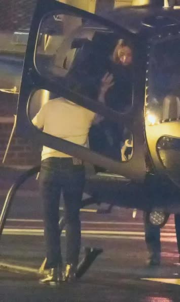 Tom Cruise rạng rỡ bên bạn gái tin đồn kém 26 tuổi- Ảnh 2. Tom Cruise rạng rỡ bên bạn gái tin đồn kém 26 tuổi- Ảnh 2.