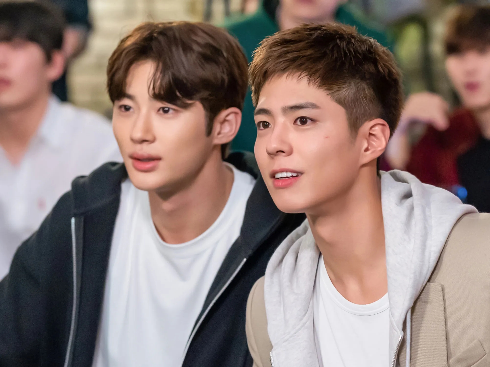 Kỳ lạ nam thần vào vai trắng trẻo thư sinh thì