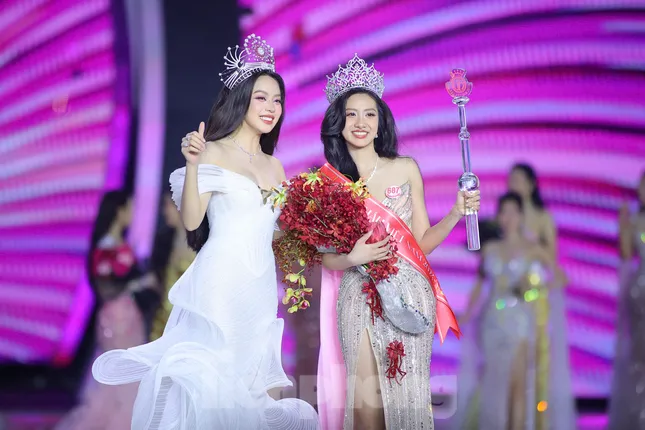 Mẹ khóc nghẹn, không nói nên lời trước giây phút Hà Trúc Linh đăng quang- Ảnh 3.