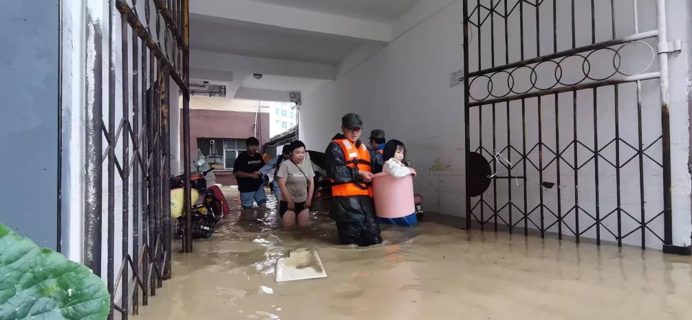 Mưa lớn bất thường ở Trung Quốc, hàng chục ngàn người sơ tán- Ảnh 1.