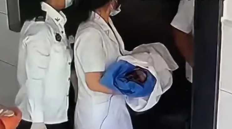 TQ: Tưởng đau bụng do ăn no, người phụ nữ bất ngờ sinh con chỉ sau 1 giờ đến viện - 2