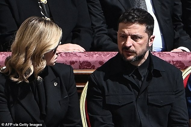 Ông Trump, vợ Tổng thống Pháp vi phạm quy định trang phục tại tang lễ Giáo hoàng- Ảnh 3.