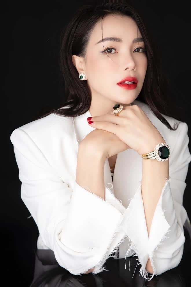 Á hậu Việt bị tạm hoãn xuất nhập cảnh khóc nức nở, lần đầu lên tiếng: