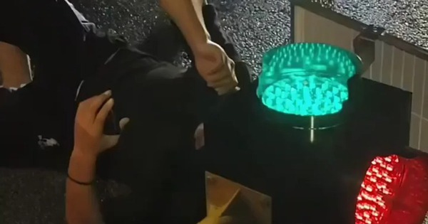 Vụ tai nạn kỳ lạ: Người đàn ông kẹt đầu trong đèn giao thông, mất gần một giờ để giải cứu traffic light head 17586903883481982079988 648 0 1323 1080 crop 17586904388771234043657 1758792049652 17587920499171118845751 0 0 477 764 crop 17587920752992030643841jpg