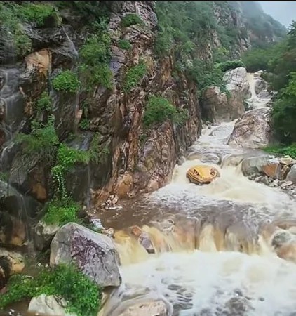 "Trăn khổng lồ" giữa suối khiến du khách hoảng sợ, ban quản lý nói: Nó đã ở đây hàng trăm triệu năm tran 5 1758601295855961092696 1758613340552 1758613340875711735168