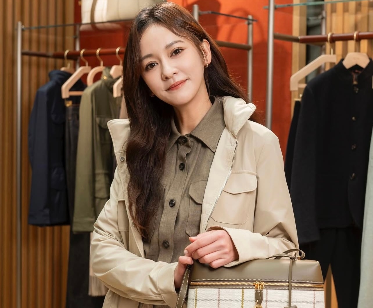 Showbiz có duy nhất 1 mỹ nhân từng yêu 47 bạn diễn nam, nhìn nhan sắc trẻ mãi không già sẽ hiểu tại sao- Ảnh 9.