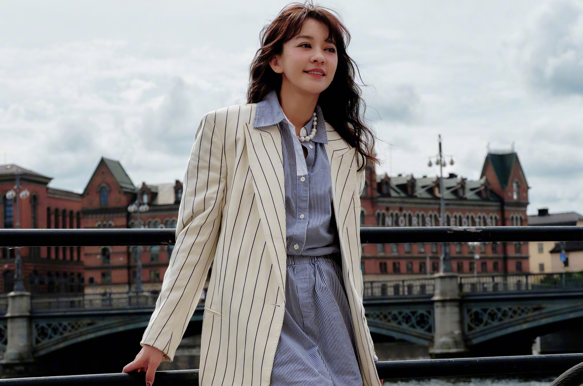 Showbiz có duy nhất 1 mỹ nhân từng yêu 47 bạn diễn nam, nhìn nhan sắc trẻ mãi không già sẽ hiểu tại sao- Ảnh 1.