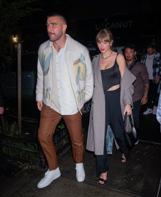 Lễ đính hôn của Taylor Swift và Travis Kelce: Bố chồng công khai