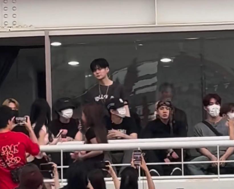 Dàn sao đu concert BLACKPINK ngày 2 còn khủng hơn ngày 1: Tình tin đồn Jisoo - Jennie, kình địch BTS - TWICE đều lộ diện!- Ảnh 14.