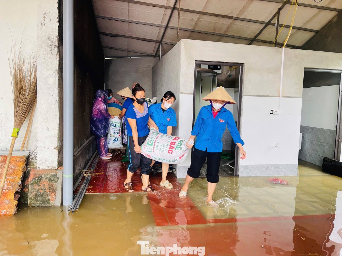 Trước diễn biến phức tạp và ảnh hưởng nặng nề của bão lũ, Ban Thường vụ Tỉnh Đoàn Bắc Ninh đã nhanh chóng chỉ đạo các cấp bộ Đoàn trong toàn tỉnh thành lập các Tổ phản ứng nhanh gồm đoàn viên, thanh niên tình nguyện tham gia hỗ trợ các xã, khu vực bị ảnh hưởng.