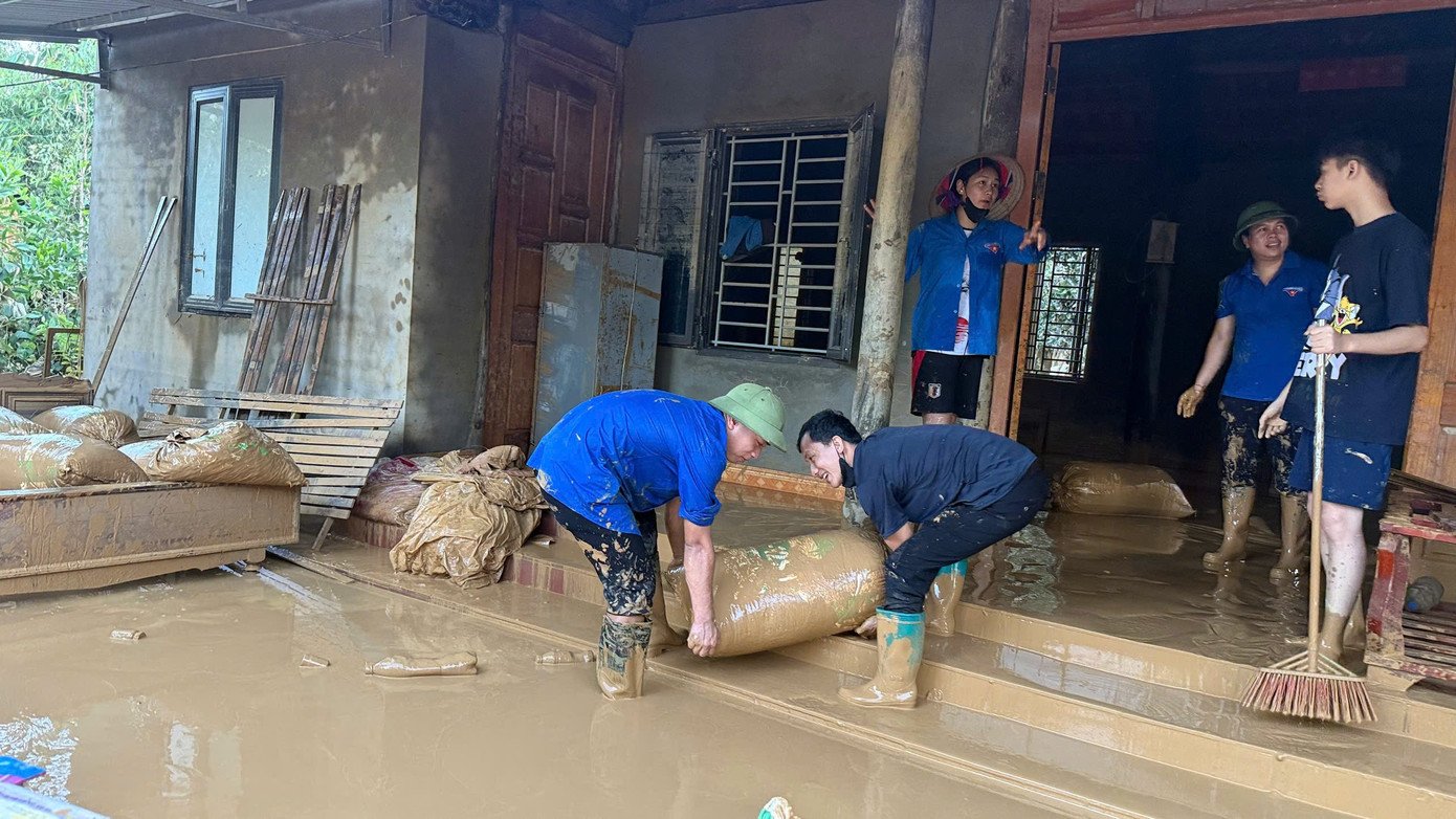 Sau khi cơn bão số 11 đi qua, nhiều hộ dân trên địa bàn bản Còn Trang, xã Xuân Lương chịu thiệt hại nặng nề do ngập lụt, bùn đất tràn vào nhà cửa và tài sản. Trước tình hình đó, Đội hình thanh niên tình nguyện xã Xuân Lương đã nhanh chóng có mặt, hỗ trợ người dân dọn dẹp nhà cửa, di chuyển đồ đạc, khơi thông dòng chảy và vệ sinh môi trường. Dù bùn đất ngập sâu, điều kiện làm việc khó khăn, nhưng các đoàn viên, thanh niên vẫn nỗ lực hết mình với tinh thần “Đâu cần thanh niên có, đâu khó có thanh niên”.