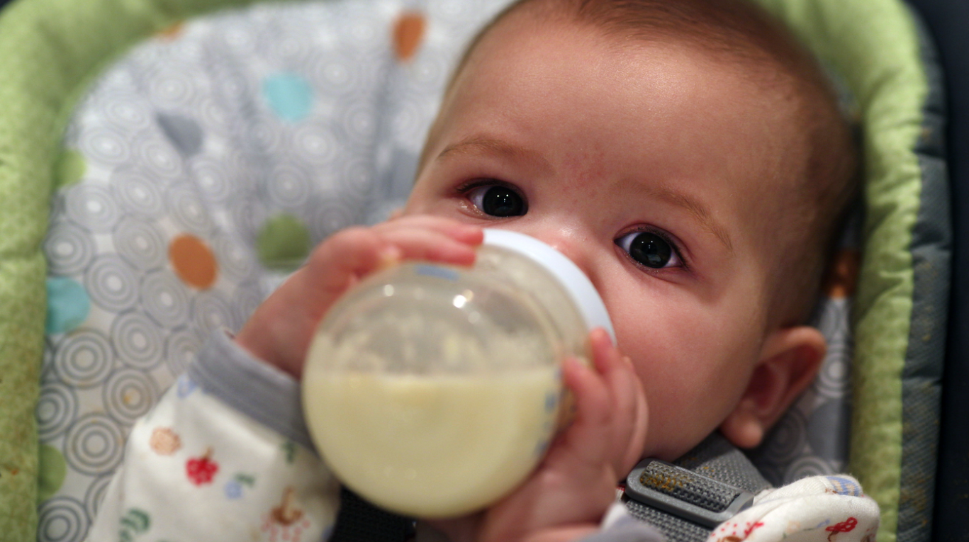 Chấn động: Trẻ sơ sinh bú bình có thể nuốt phải hơn 1 triệu hạt vi nhựa mỗi ngày- Ảnh 1.