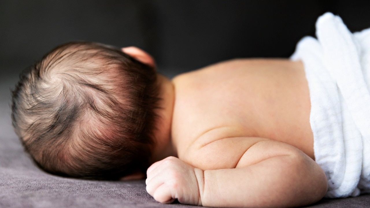 Mải dùng điện thoại, nữ y tá cắt nhầm ngón tay cái của trẻ sơ sinh- Ảnh 1. Mải dùng điện thoại, nữ y tá cắt nhầm ngón tay cái của trẻ sơ sinh- Ảnh 1.