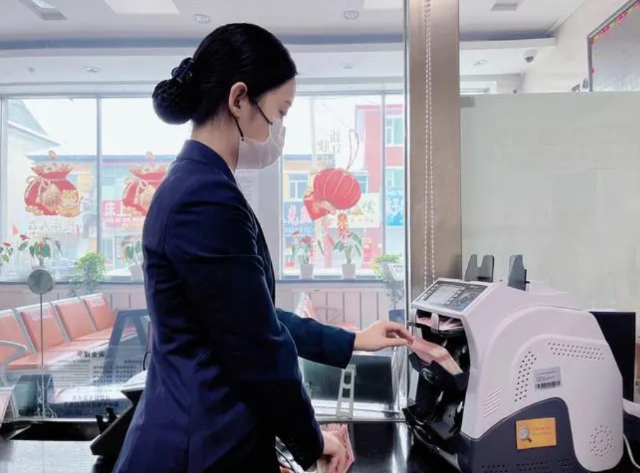 Chuyển khoản nhầm 175 triệu đồng, người phụ nữ đến ngân hàng xin lại thì được thông báo: Tài khoản này đã bị ‘‘đóng băng’’!- Ảnh 1.