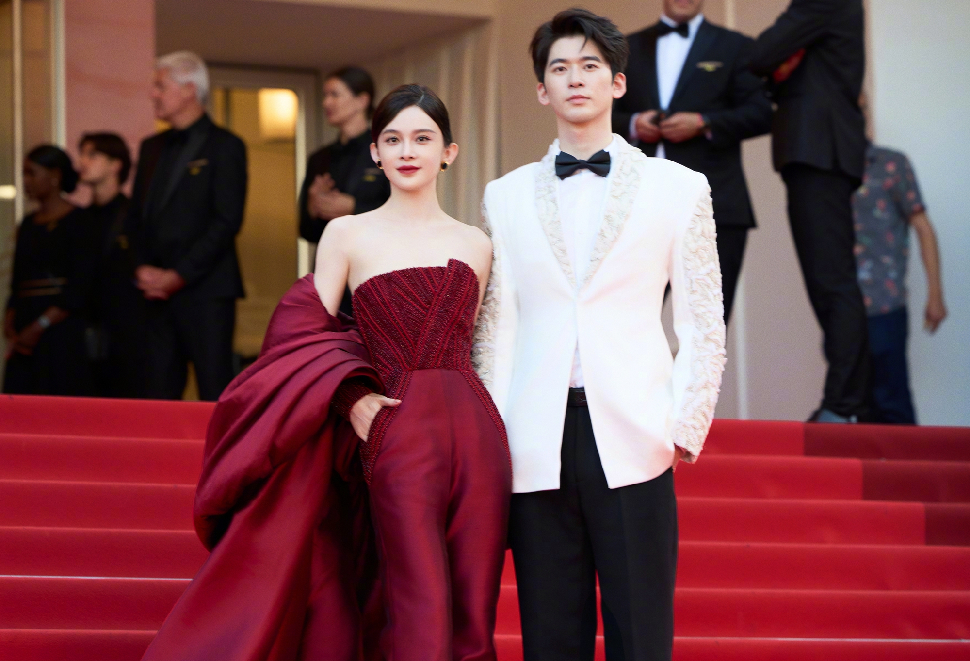 Clip sốc: Mỹ nhân Trung Quốc bị đuổi khỏi thảm đỏ Cannes vì hành động đáng xấu hổ với Tom Cruise- Ảnh 4.