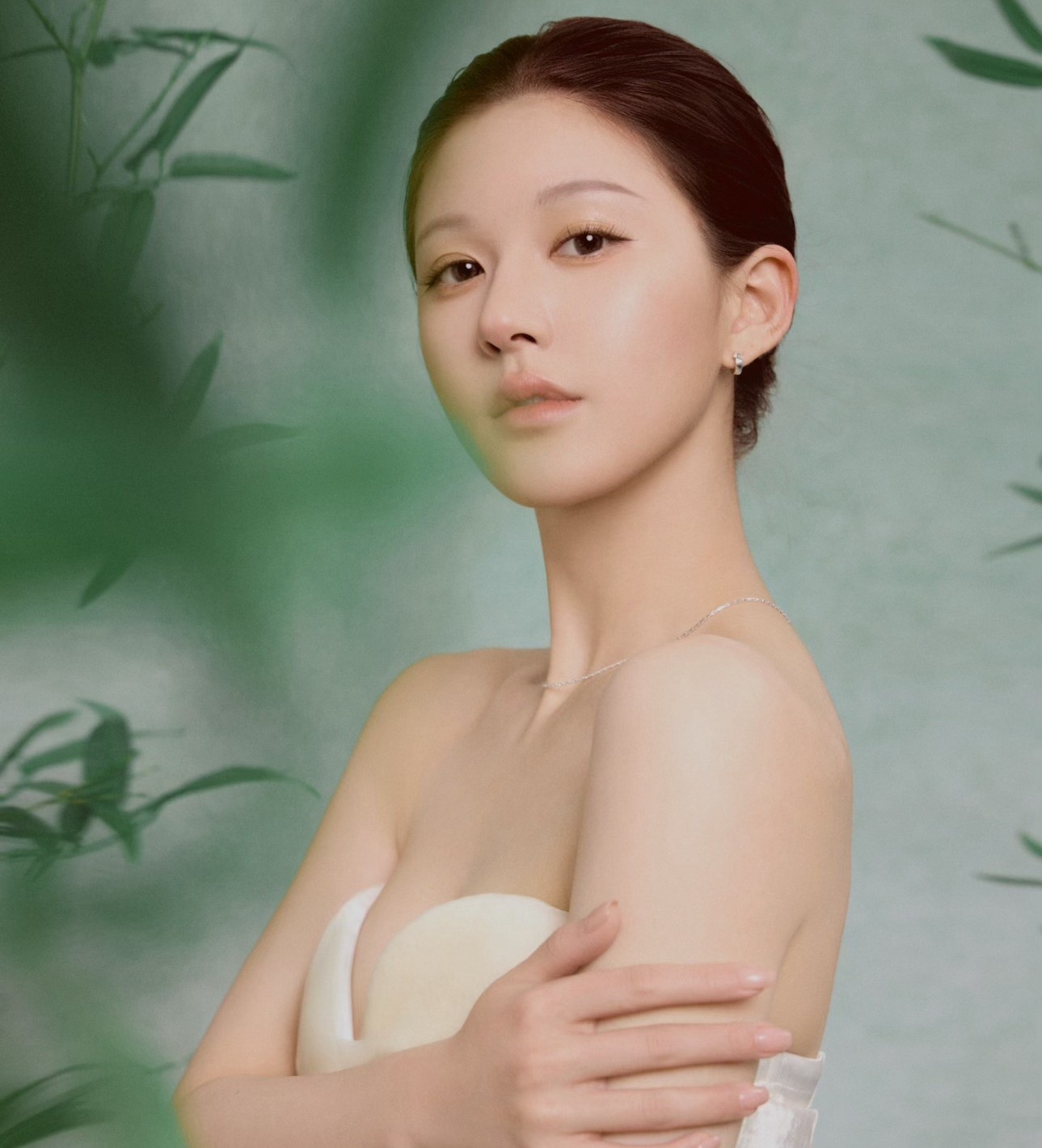 Triệu Lộ Tư từ bỏ hình ảnh trong sáng đáng yêu, theo đuổi hình tượng sang chảnh thời thượng nhưng bị đánh giá không hợp, thiếu tự nhiên.