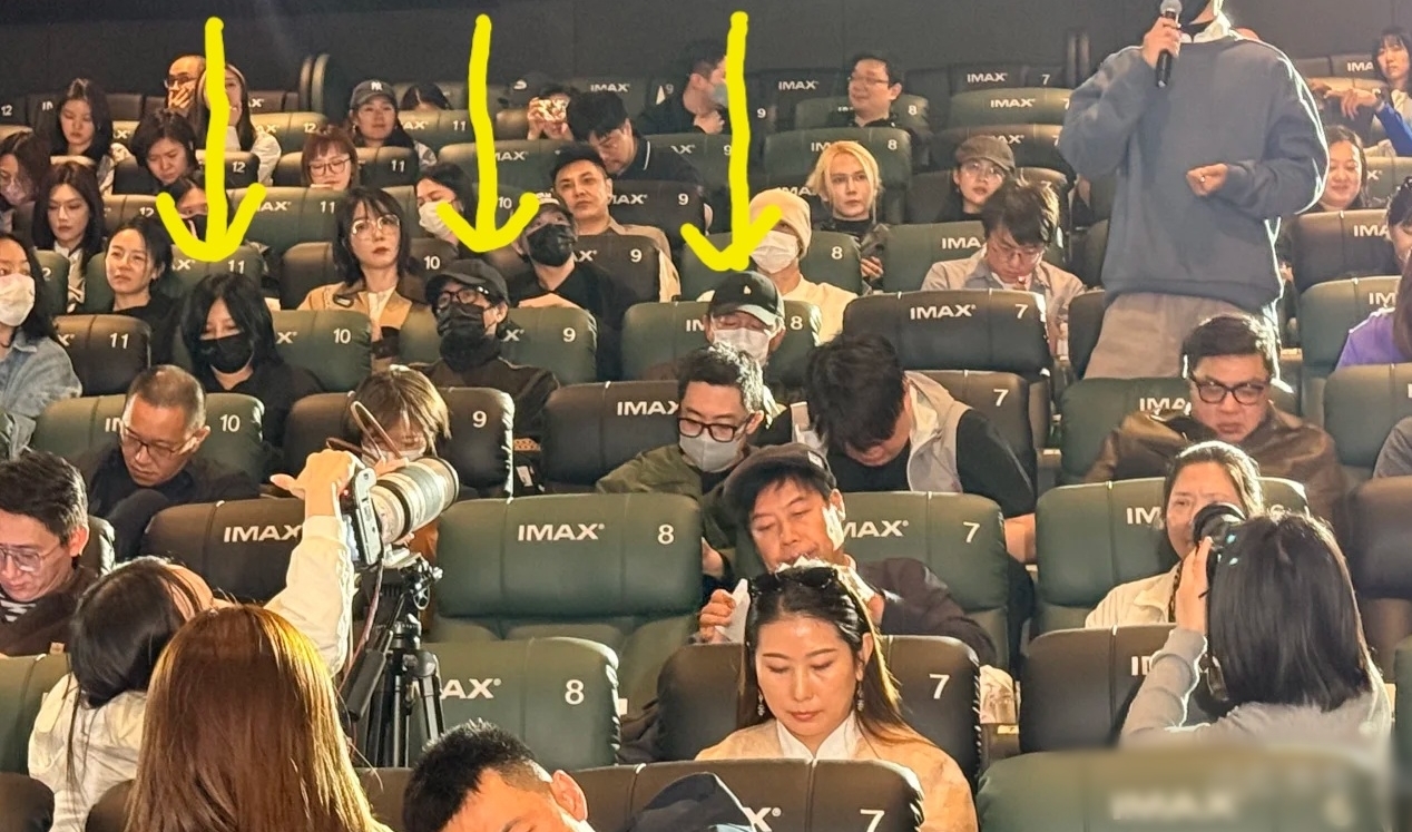 Bắt gặp Triệu Vy hẹn hò với người đàn ông giấu mặt, danh tính khiến ai cũng phải thốt lên Bắt gặp Triệu Vy hẹn hò với người đàn ông giấu mặt, danh tính khiến ai cũng phải thốt lên