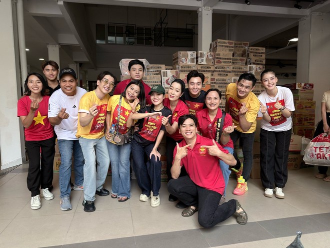 Nghệ sĩ lên đường đi cứu trợ vùng lũ- Ảnh 11.