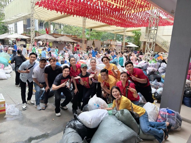 Nghệ sĩ lên đường đi cứu trợ vùng lũ- Ảnh 10.