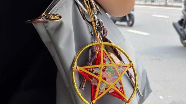 Đèn ông sao hoa tươi lên ngôi, nhưng đây mới là "lồng đèn quốc dân" của giới trẻ trng thu 4 1758162267 450 width750height1000