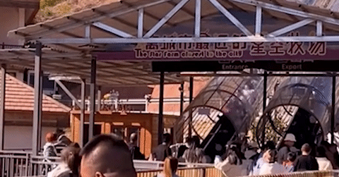 Sự cố trò chơi mạo hiểm khiến 20 du khách lao như 'tên bắn' xuống đất, dấy lên lo ngại về an toàn- Ảnh 1.