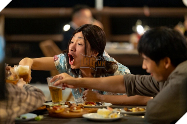 Trong xuyên suốt bộ phim, mẹ con Hoan chưa từng nhận được sự hỗ trợ từ họ hàng hay xã hội, thỉnh thoảng họ được nhóm bạn của Hoan giúp đỡ