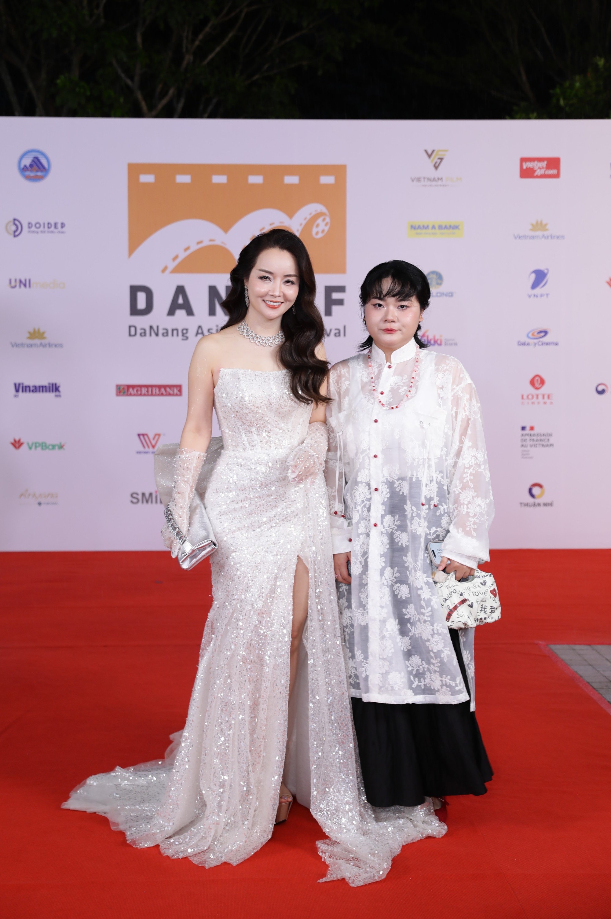 Thảm đỏ bế mạc DANAFF 2025: Phương Mỹ Chi dịu keo hết cỡ, 1 Hoa hậu quốc tế giật spotlight với sắc vóc cực phẩm- Ảnh 17.