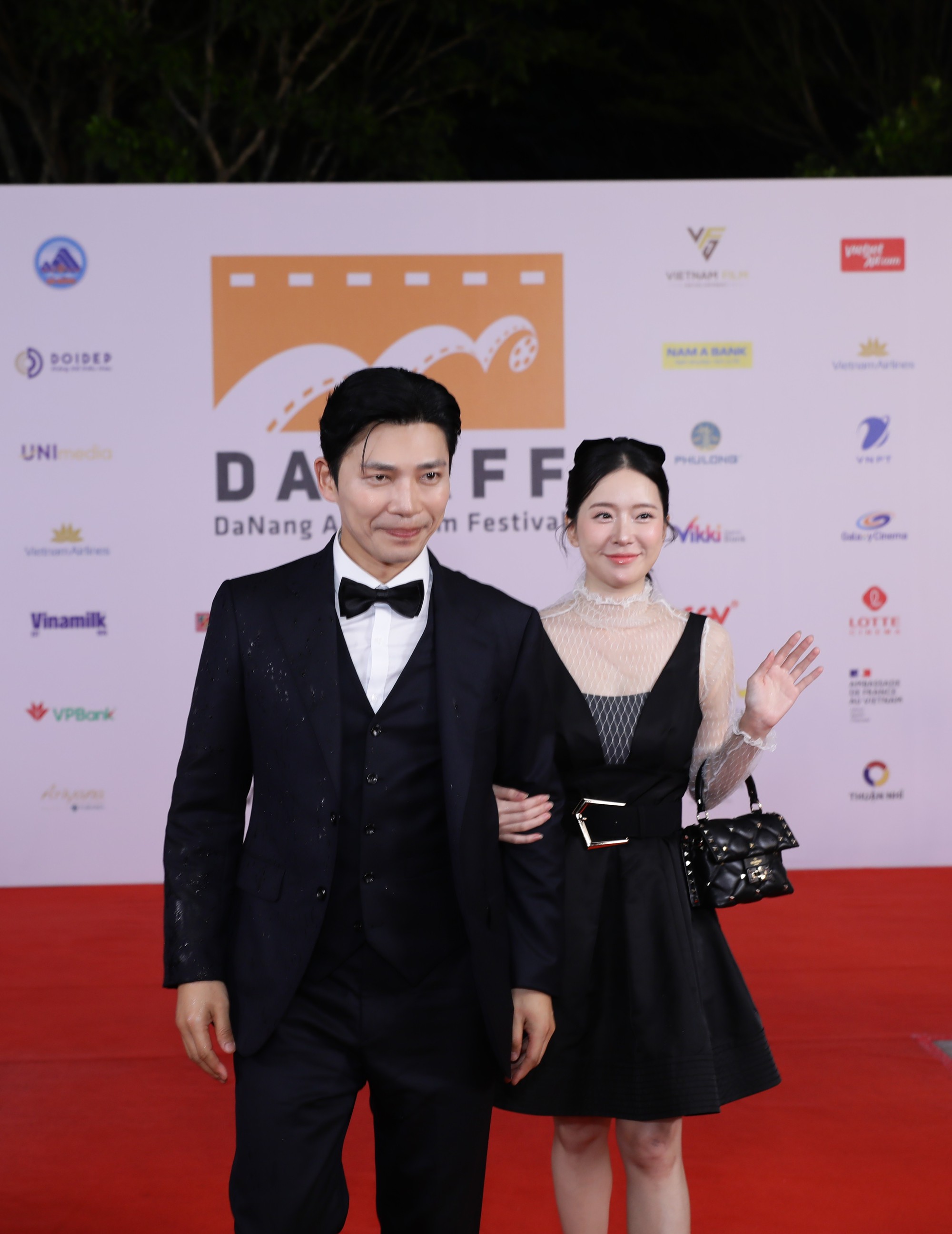 Thảm đỏ bế mạc DANAFF 2025: Phương Mỹ Chi dịu keo hết cỡ, 1 Hoa hậu quốc tế giật spotlight với sắc vóc cực phẩm- Ảnh 12.