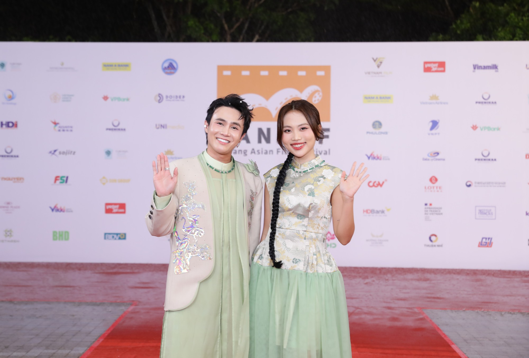 Thảm đỏ bế mạc DANAFF 2025: Phương Mỹ Chi dịu keo hết cỡ, 1 Hoa hậu quốc tế giật spotlight với sắc vóc cực phẩm- Ảnh 7.