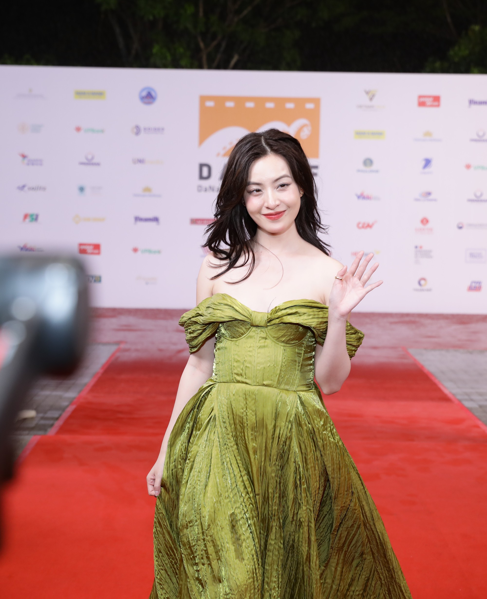 Thảm đỏ bế mạc DANAFF 2025: Phương Mỹ Chi dịu keo hết cỡ, 1 Hoa hậu quốc tế giật spotlight với sắc vóc cực phẩm- Ảnh 15.