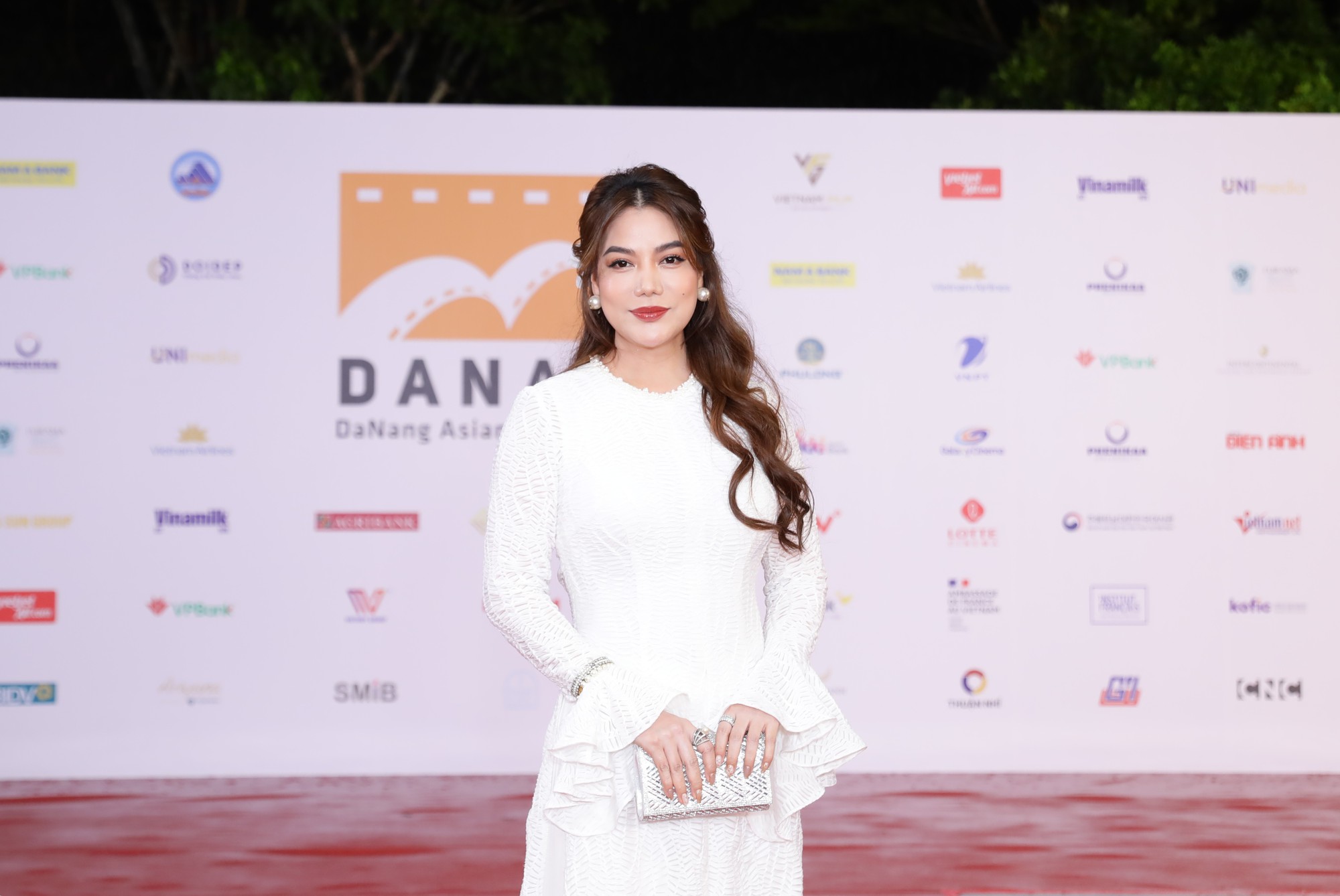 Thảm đỏ bế mạc DANAFF 2025: Phương Mỹ Chi dịu keo hết cỡ, 1 Hoa hậu quốc tế giật spotlight với sắc vóc cực phẩm- Ảnh 14.