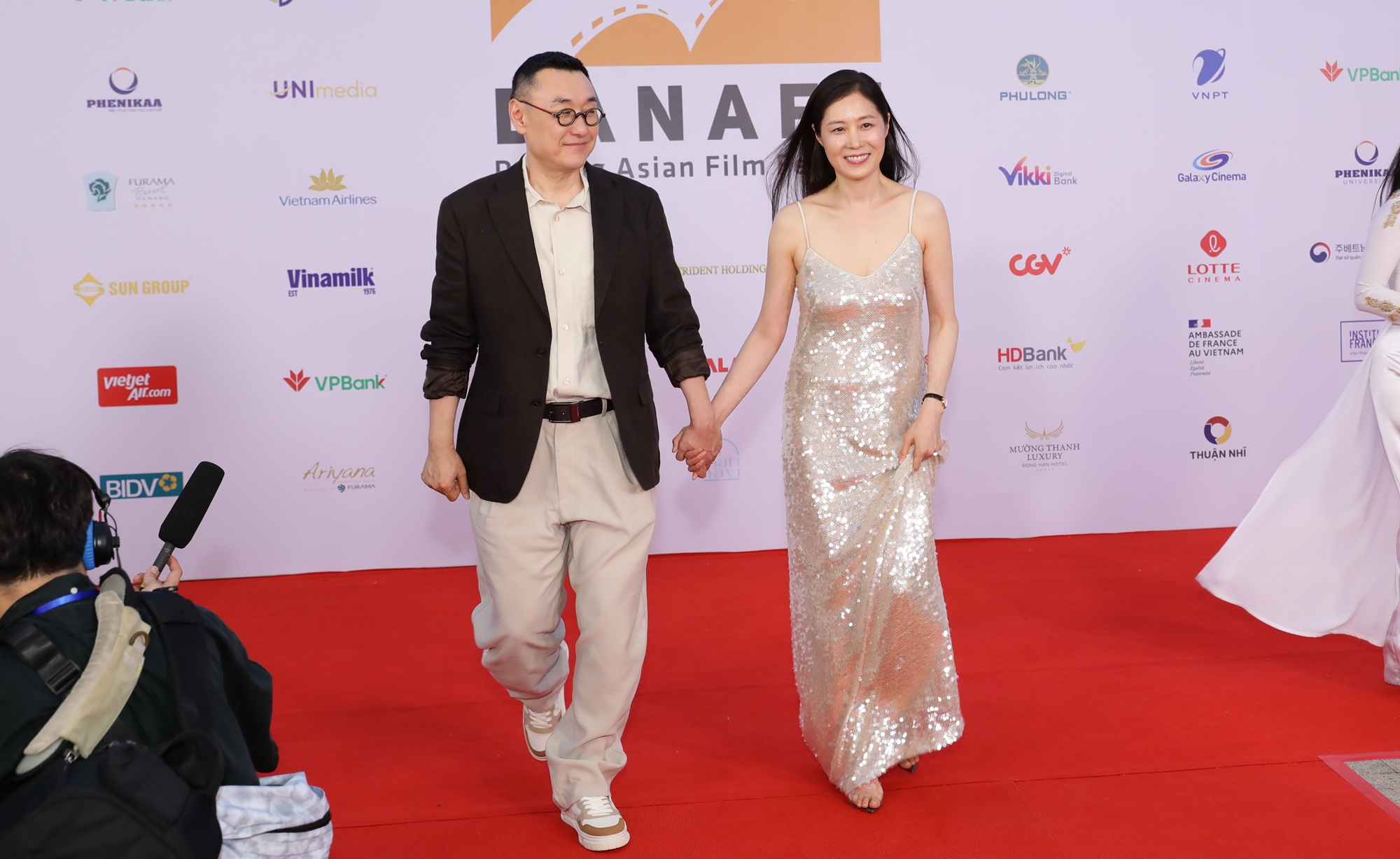 Thảm đỏ DANAFF 2025: Nữ chính Khi Cuộc Đời Cho Bạn Quả Quýt trẻ đẹp xuất sắc, Khả Ngân kè kè bên trai lạ- Ảnh 1.